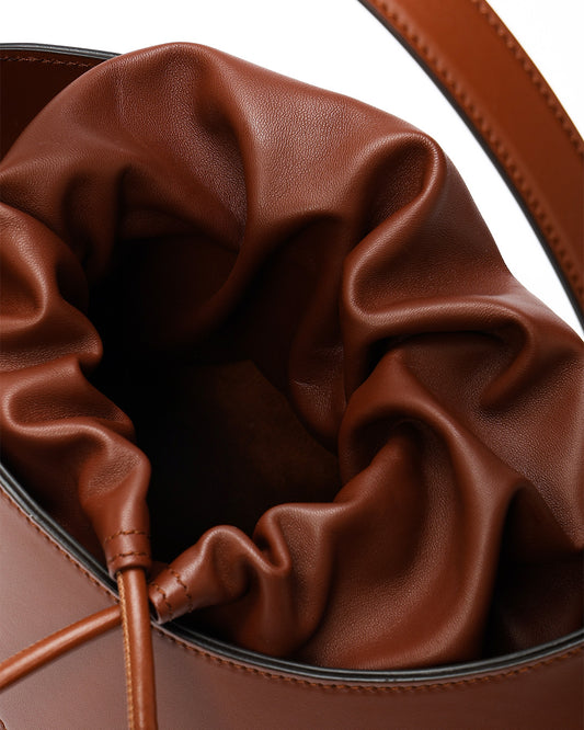 La Cemento Bag by Micucci Milano, bucket bag, detail of coulisse drawstring closure.
